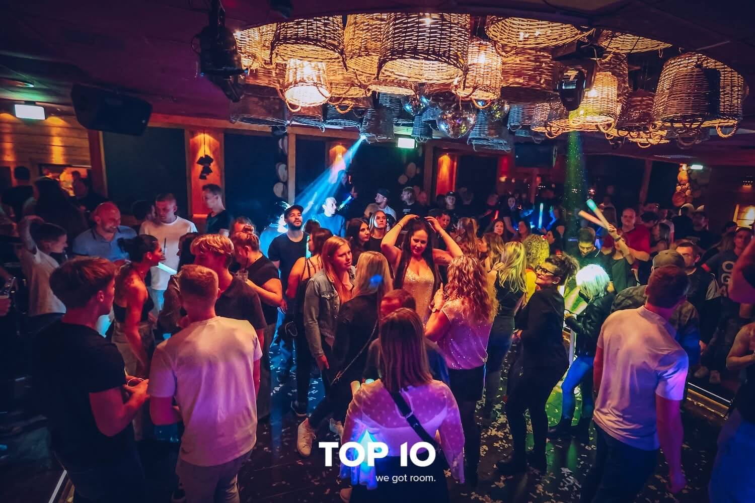 volle Tanzfläche bei DJ MIKA