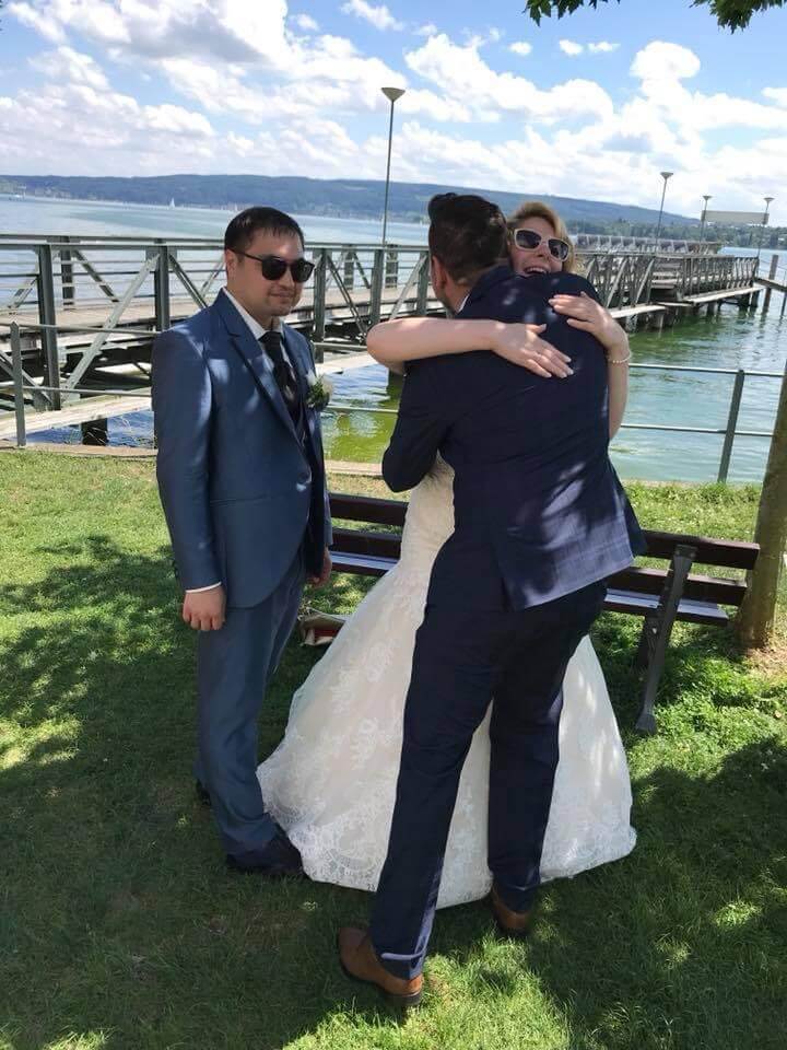 Dj Mika gratuliert der Braut zu ihrer Hochzeit
