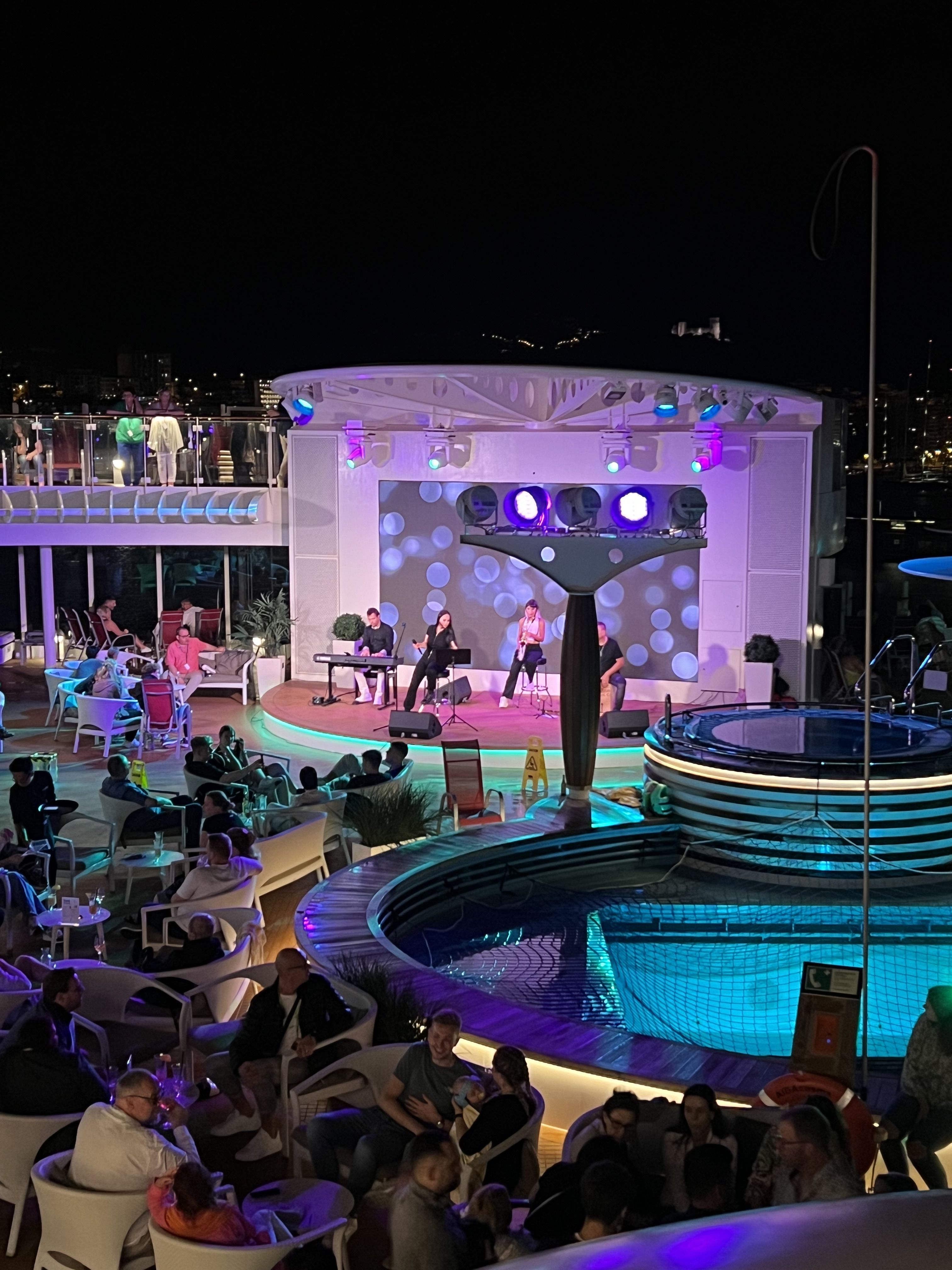 DJ MIKA auf dem Pooldeck von AIDa während die Band noch spielt